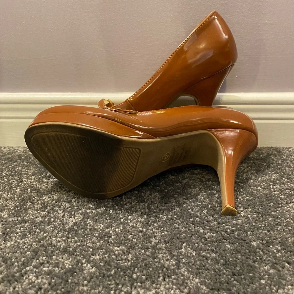 Cognac patent Mary-Jane plateform pumps. - Picture 3 of 4